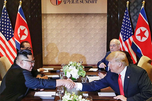 Kim y Trump Kim y Trump firman un documento tras su histórica cumbre